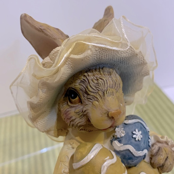 Sitting bunny resin figurine swinging legs - Picture 2 of 14